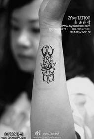 Plaukstas locītavas mazs, svaigs lotosa tetovējums