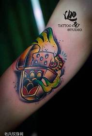 Pictiúr tattoo meaisín dóiteáin dath láimhe