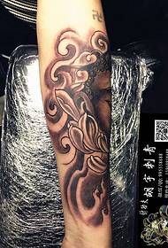 Naka-pack na arm lotus head tattoo
