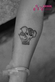 Cute haurra elefante beso zuri-beltzeko tatuaje