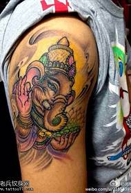 Brako kolora personeco kiel dio tatuaje ŝablono
