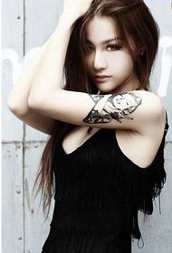 Immagine abbastanza bella del tatuaggio del braccio di modo