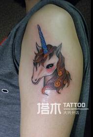 Tatuaj de unicorn colorat cu braț de fată