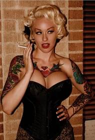 Immagine sexy del tatuaggio del braccio bello di bellezza