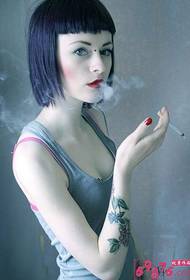 التدخين منحط الجمال تظهر الذراع الوشم