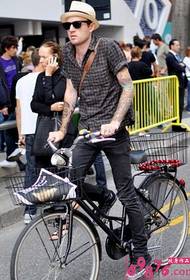 Faisean hipster pearsantacht fireann tattoo lámh cruthaitheach