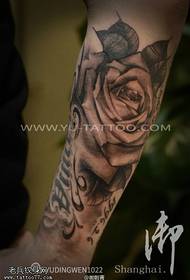 Wzór tatuażu na ramię czarny szary różany