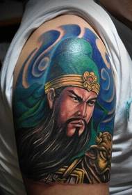 Ежелгі батырдың қолы Гуан Гонг татуировкасы