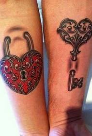 Love lock tattoo en el brazo