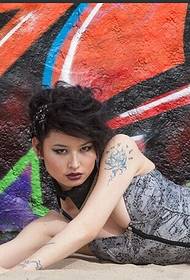 Mixed-race beauty show sexy arm tattoo pattern picture
