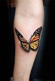 ένα όμορφο τατουάζ πεταλούδας στο χέρι