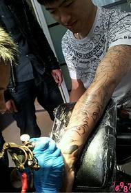 ສະຖານະພາບການອອກແບບ tattoo ບຸກຄະລິກຂອງແຂນ