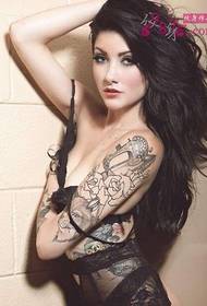 Fotografitë e tatuazheve të modelit të bukurisë së bukurisë
