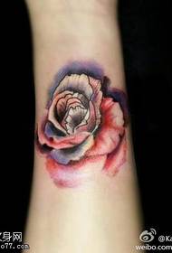 आर्म र color्ग गुलाब टैटू बान्की