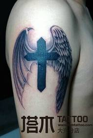 Tatuaj cruce cu aripi de înger