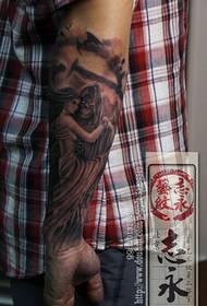 Руки смерти, обнимающие красивые татуировки