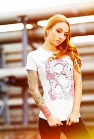 Foto di moda alla moda europea e americana personalità braccio tatuaggio modello