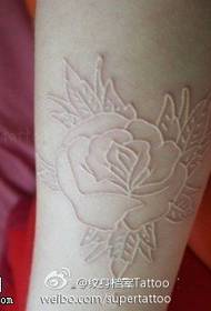 Modello di tatuaggio rosa invisibile bianco braccio
