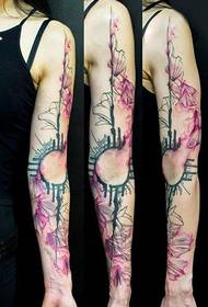 Улица во тетова Франција Klaim, тетоважа со цветна рака Нова