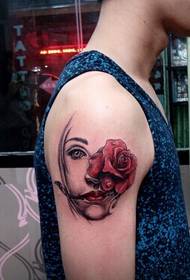 Abstraktné portrét tetovanie na ramene
