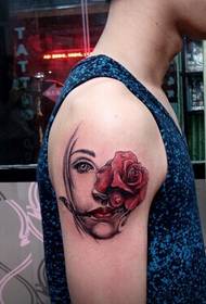 Tattoo портрети абстрактӣ дар бозуи калон