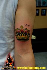 King's right plus uzorak tetovaže crvene crvene krune s draguljima