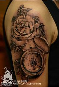 Gambar tato kompas lengan mawar