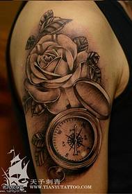 Immagine di tatuaggi di bussa di rose bussola