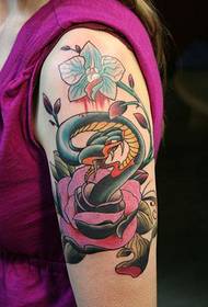 glīts čūskas tetovējums uz rokas