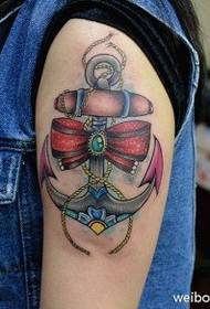 Uzorak za tetoviranje sidra u obliku luka u boji