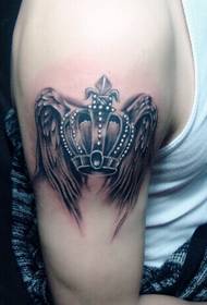 Stílusos, jóképű kar koronás tetoválás
