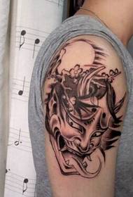 Stijlvolle en sfeervolle arm-achtige tatoeage