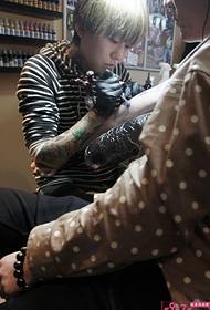 개인 문신 예술가 팔 문신 패턴 장면