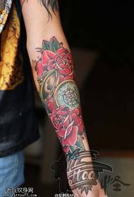 דפוס קעקוע מצפן פרח ורד בצבע זרוע