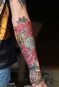 Ang kolor sa arm shool rosas nga pattern sa bulak kompas nga tattoo