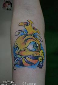 Wzór tatuażu błazenka w kolorze ramienia