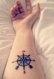 Klengen a léiwe Kompass Tattoo