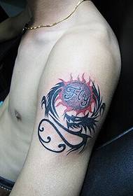 Стилски тетоважа со атмосферски змеј тотем