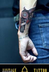 Rankos spalvos pistoleto tatuiruotės modelis