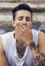 Еўрапейскія і амерыканскія стылі для хлопчыкаў на руках грудзі модныя татуіроўкі