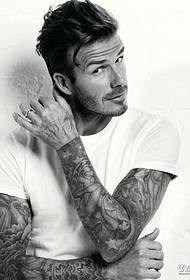 Napsütéses nagy ember, Beckham virágkar tetoválás