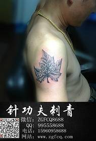 በትላልቅ የታጠቀ Maple ቅጠል ንቅሳት