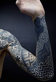 Tatuatge de braços de tòtem de flors totem que és popular entre les persones de moda