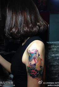 Női kar színes egyszarvú tetoválás minta