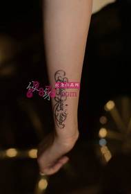 Immagine creativa del tatuaggio del braccio di alfabeto inglese