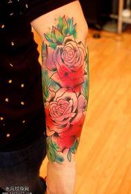 Wzorzysty tatuaż z różowym atramentem w kolorze ramienia