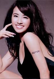 Тетоважа со лебеди на Jолин Цаи
