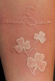 Braccio tatuaggio invisibile semplice ed elegante