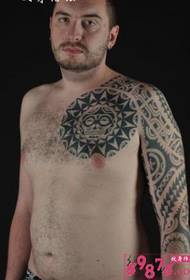 Slika muškarca polovica oklopa Maya totem tetovaža slika