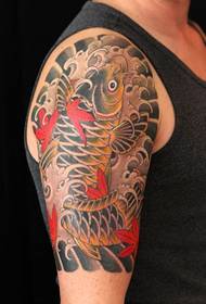 un elegante tatuatu di calamar nantu à u bracciu